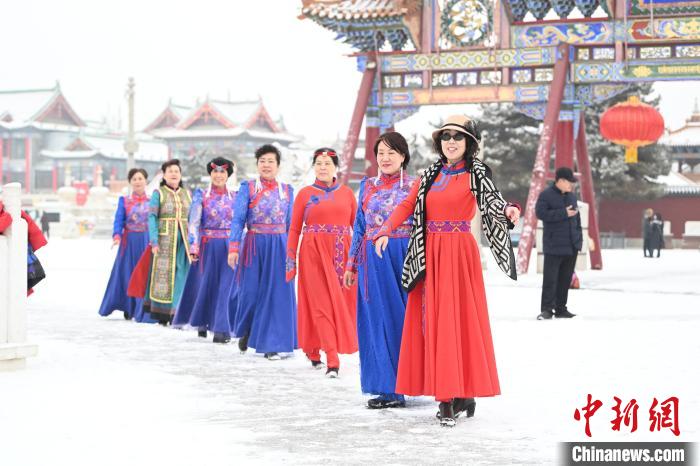 2月13日，老年人在呼和浩特市大召廣場拍照“打卡”。　劉文華 攝