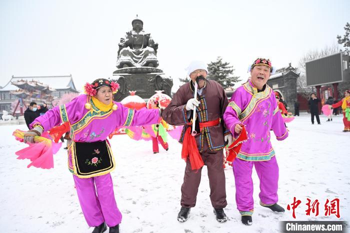 2月13日，秧歌隊(duì)在呼和浩特市大召廣場雪中起舞。　劉文華 攝