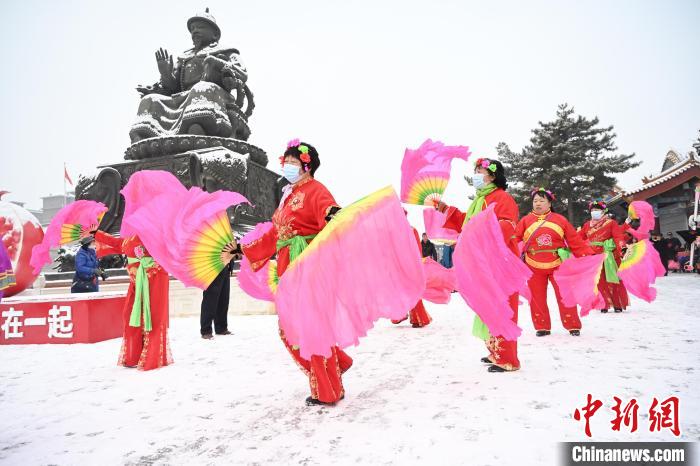 2月13日，秧歌隊(duì)在呼和浩特市大召廣場雪中起舞?！⑽娜A 攝
