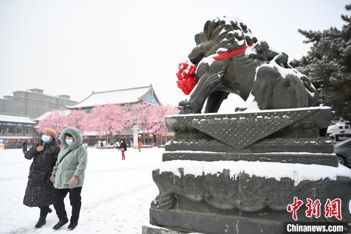 2月13日，民眾在呼和浩特市大召廣場雪中漫步?！⑽娜A 攝