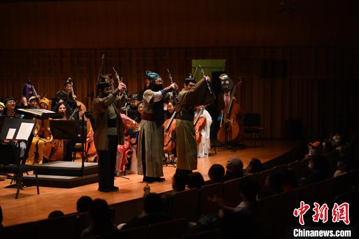 圖為“劉備、關(guān)羽、張飛”亮相音樂會。　西安交響樂團供圖