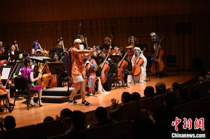 圖為樂團指揮“龜仙人”。　西安交響樂團供圖