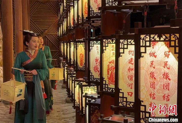 圖為游客身著古裝逛燈會(huì)?！堈裣?攝