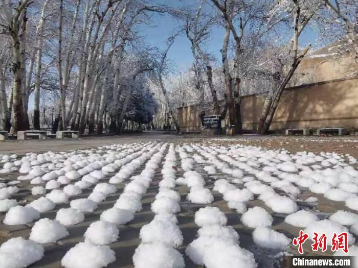 圖為春雪過后的莫高窟美不勝收?！≈鼙笕?攝