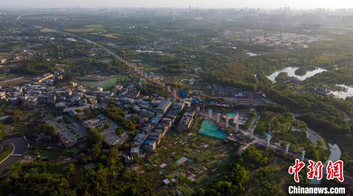 航拍正在建設(shè)中的成都至自貢高速鐵路成都段?！⒅铱?攝