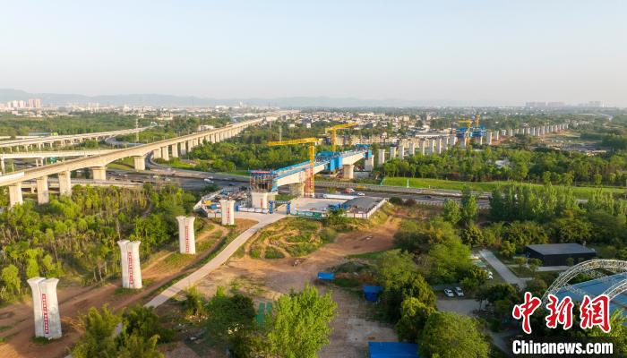 航拍正在建設(shè)的成都至自貢高速鐵路跨成都繞城高速公路連續(xù)梁施工現(xiàn)場?！⒅铱?攝