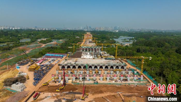 加緊施工建設(shè)的天府站多線橋。　劉忠俊 攝