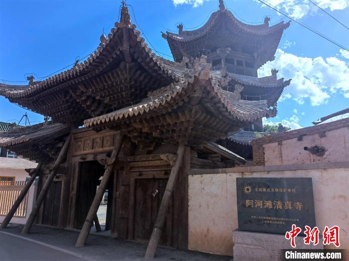 圖為集漢、藏、伊斯蘭風格于一體的700年歷史的全國重點保護文物——阿河灘清真寺?！埡ｖ?攝