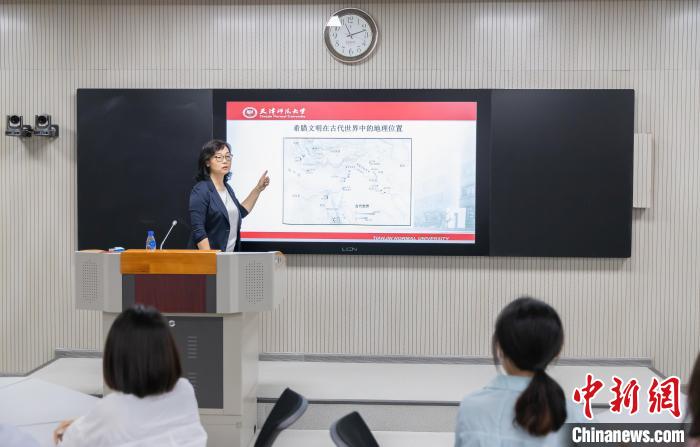 天津師范大學(xué)跨文化與世界文學(xué)研究院院長、教授郝嵐正在為同學(xué)們上課?！⊥踉谟?攝