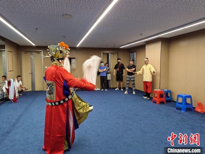 “天下第一團(tuán)”正在進(jìn)行練習(xí)?！±ド绞形捏w廣電和旅游局供圖