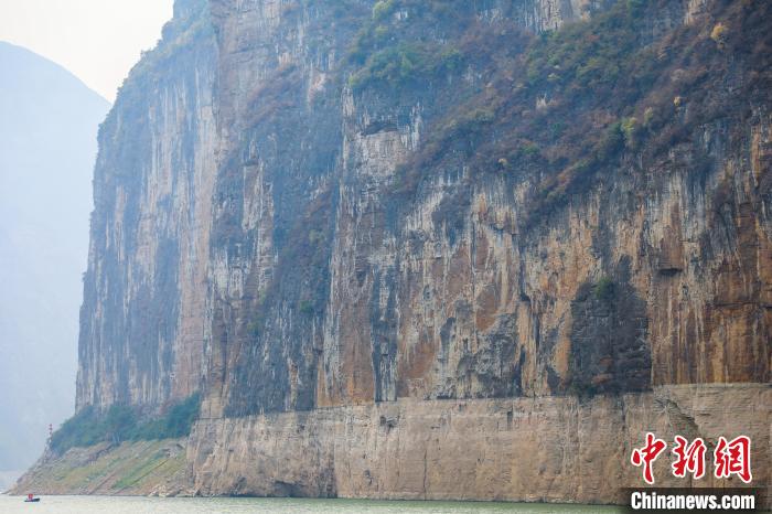 圖為瞿塘峽兩岸壯麗景致?！×簹J卿 攝