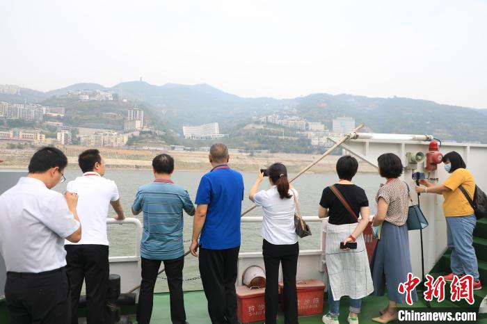 重慶市政協(xié)“同心聚力巴渝行”主題采訪團(tuán)15日走進(jìn)奉節(jié)，了解當(dāng)?shù)卣f(xié)委員護(hù)江成效。　梁欽卿 攝