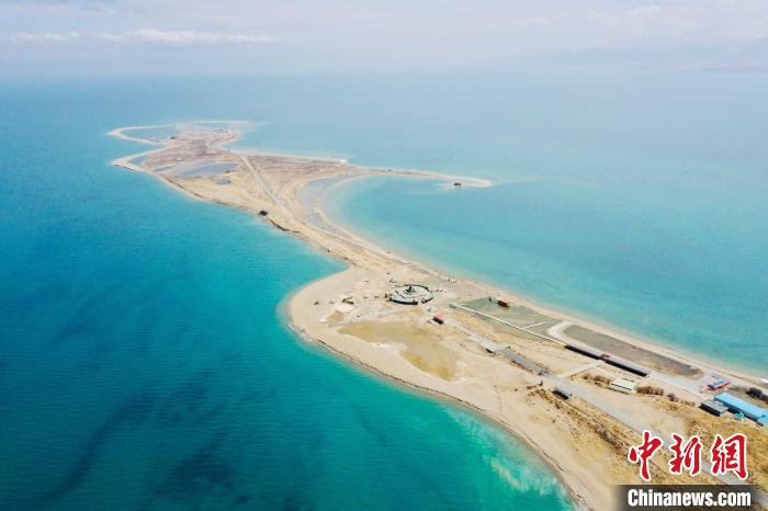 圖為青海湖?！±罱瓕?攝
