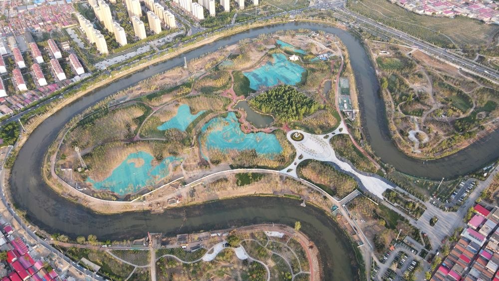 　圖為4月30日拍攝的河北滄州市區(qū)的大運(yùn)河“Ω”形河道。新華社發(fā)(傅新春 攝)