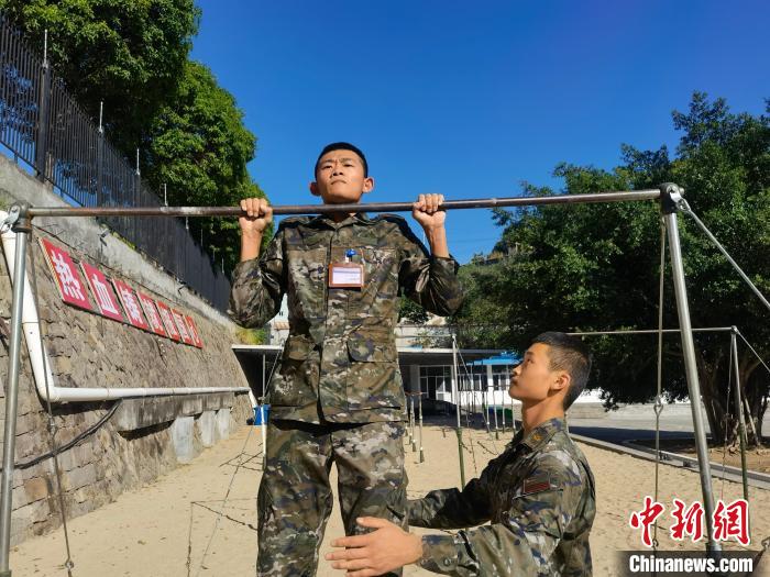 新兵尤云龍正在進(jìn)行器械訓(xùn)練?！●R濤 攝