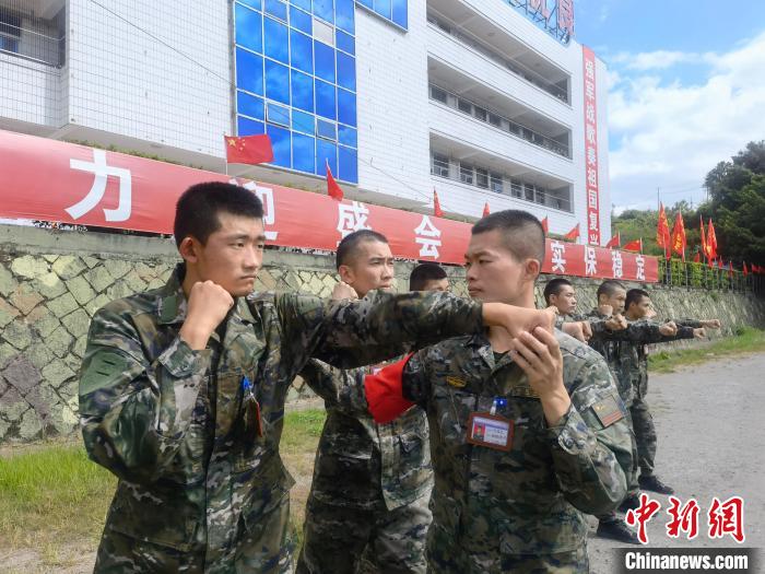 新兵尤云龍(左)不斷向一名合格軍人蛻變。　陳淼 攝