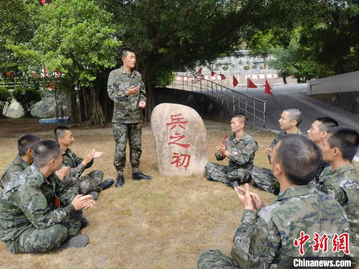 尤云龍為戰(zhàn)友講述父輩保家衛(wèi)國(guó)的故事。　鐘煒俊 攝