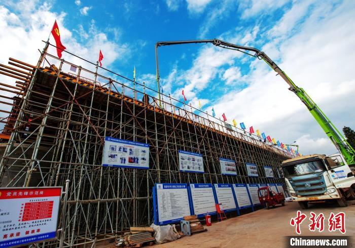 圖為渝昆高鐵云南段境內(nèi)首座大橋連續(xù)梁混凝土澆筑施工現(xiàn)場(chǎng)?！『螀矽i 攝