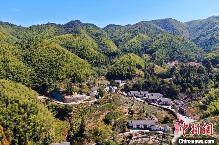 航拍江西井岡山市神山村，青山環(huán)繞，風景秀美?！⒘?攝