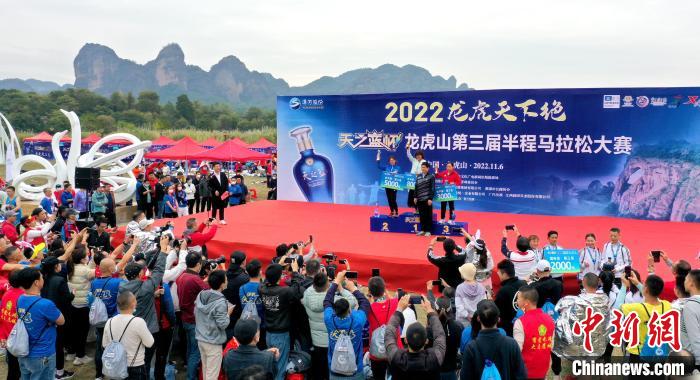 2022年龍虎山半程馬拉松鳴槍開跑?！⒅剧?攝