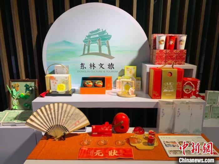 發(fā)展論壇現(xiàn)場展出的無錫城市文創(chuàng)作品?！O權 攝
