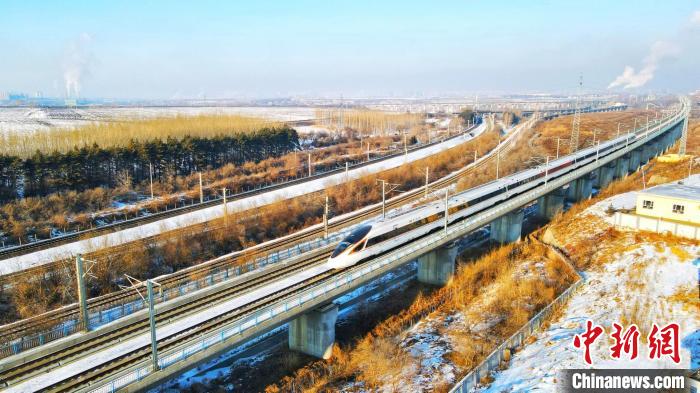 動(dòng)車(chē)組列車(chē)在運(yùn)行中。　哈鐵提供