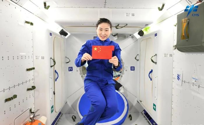 航天員劉洋背后是問天實驗艙睡眠區(qū)。圖片來源：中國載人航天工程辦公室官方微信