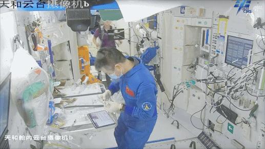 開展水樣微生物檢測。圖片來源：中國載人航天工程辦公室官方微信
