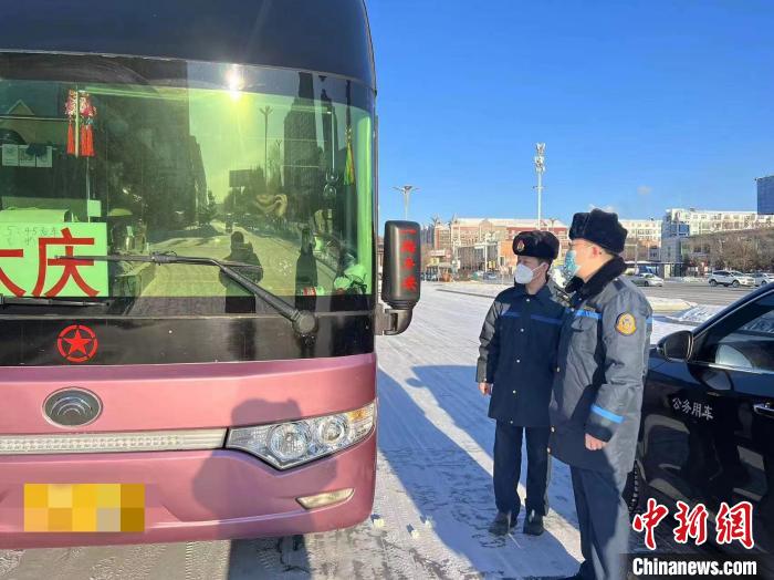 交通執(zhí)法人員檢查客運(yùn)車輛手續(xù)?！『邶埥〗煌ㄟ\(yùn)輸廳供圖