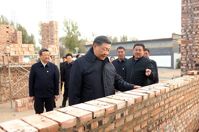 2023年11月10日，習(xí)近平總書記在河北保定涿州市刁窩鎮(zhèn)萬全莊村房屋重建施工現(xiàn)場(chǎng)考察。