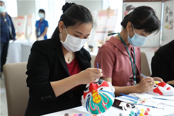 展覽會現(xiàn)場，泰國民眾體驗畫臉譜。人民網(wǎng)記者 趙益普攝