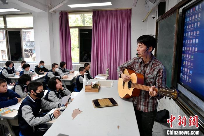 圖為3月16日，張家豪在福建福州延安中學(xué)教學(xué)。 <a target='_blank' href='/'><p  align=