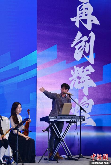 圖為3月9日，福建福州，張家豪(右)與林佳臻在臺上演出。 <a target='_blank' href='/'><p  align=