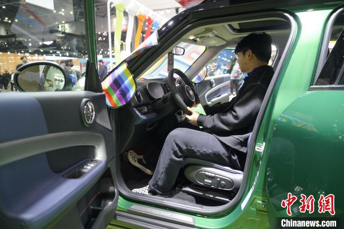 圖為觀眾在展會(huì)試駕車輛。　劉旭 攝