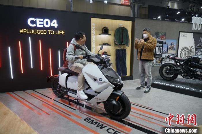 圖為觀眾在展會(huì)試駕車輛?！⑿?攝