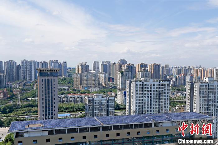 圖為輝騰能源在重慶市九龍坡區(qū)留學(xué)生創(chuàng)業(yè)園屋頂建設(shè)的光伏發(fā)電示范項目?！∈茉L企業(yè)供圖