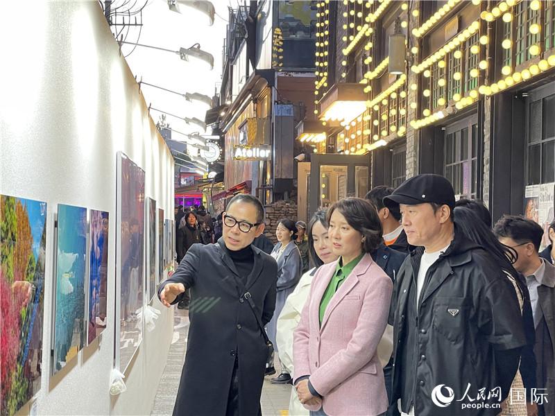 韓國(guó)中小風(fēng)險(xiǎn)企業(yè)部長(zhǎng)官李永參觀梨泰院街頭藝術(shù)展。實(shí)習(xí)生 許鵬飛攝