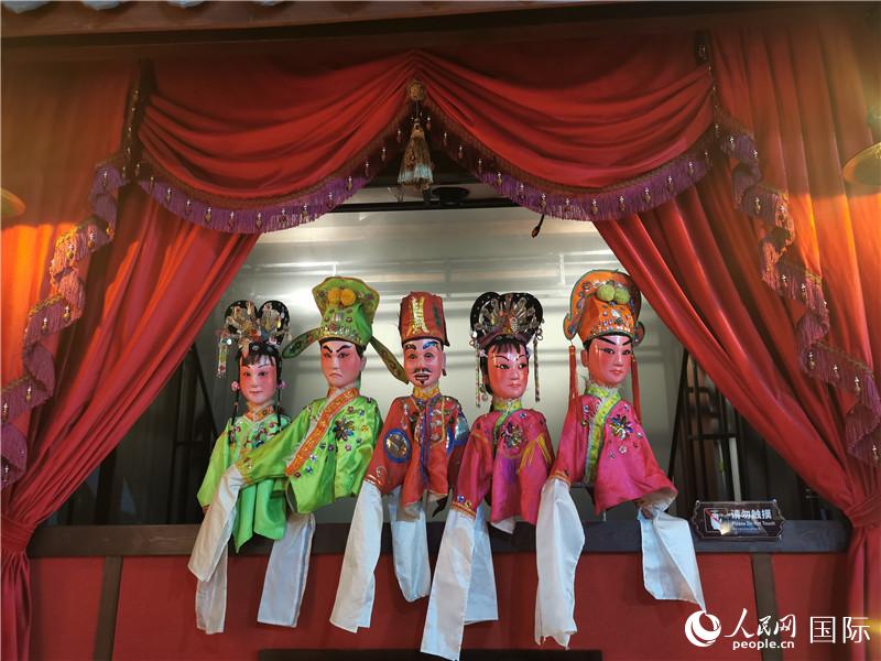 3D公仔戲臺(tái)。人民網(wǎng)記者 符園園攝