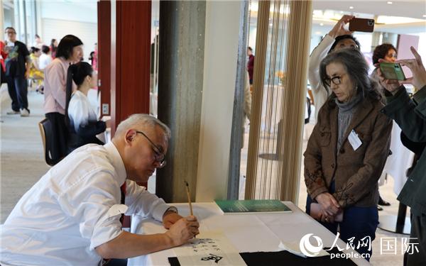 “聯(lián)合國中文日”慶?；顒由线M行了書法等中國文化展示。人民網(wǎng)記者 尚凱元攝