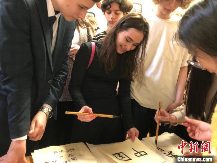 4月21日，莫斯科國(guó)立語(yǔ)言大學(xué)孔子學(xué)院附屬中學(xué)舉辦“國(guó)際中文日”活動(dòng)，學(xué)生們學(xué)寫(xiě)漢字?！∧箍茋?guó)立語(yǔ)言大學(xué)孔子學(xué)院 供圖