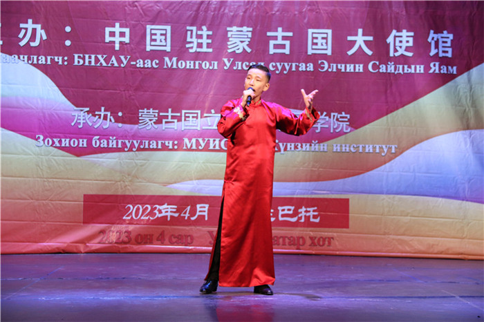 一等獎選手賀希格中學(xué)的包勒爾德表演貫口《玲瓏塔》。蒙古國立大學(xué)孔子學(xué)院供圖