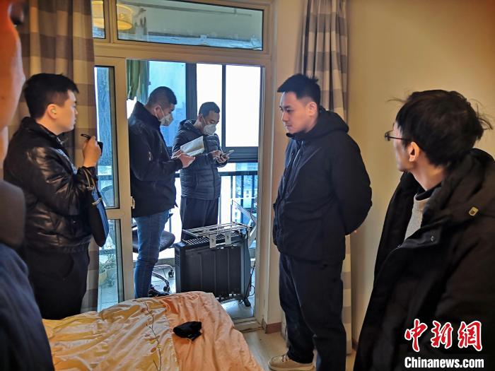 丹東市公安局民警抓捕犯罪嫌疑人，在其家中進(jìn)行搜查?！〉|市公安局供圖