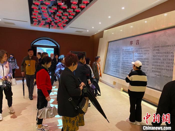 中共中央統(tǒng)戰(zhàn)部舊址里參觀者絡(luò)繹不絕?！±顣詡?攝