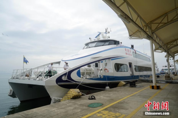 5月3日，“新捷安”輪載著157名乘客從廈門啟航前往金門，這是“新捷安”輪入列廈金航線后的首個航班。廈門海事局執(zhí)法人員對船舶進行了全面的開航前檢查，確保首航安全?！靶陆莅病陛喛傞L43米、船寬10.5米、型深3.61米，載客量350人，是現(xiàn)有廈金客運航線參營客船中載客定額最大的雙體穿浪高速客船，用以替換原有的“捷安”輪。福建海事 供圖