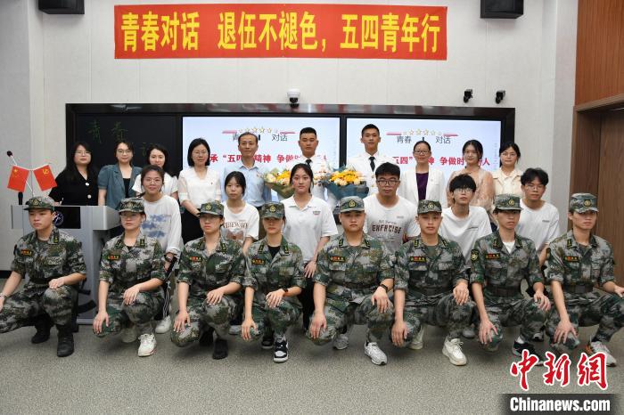 受邀功臣同師生代表合影?！≌闹菔型艘圮娙耸聞?wù)局供圖
