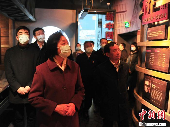 臺(tái)盟中央主席蘇輝近日率調(diào)研組赴吉林開展重點(diǎn)考察調(diào)研。圖為在長(zhǎng)影舊址博物館考察吉林特色文化產(chǎn)業(yè)發(fā)展?！「啐埌?攝