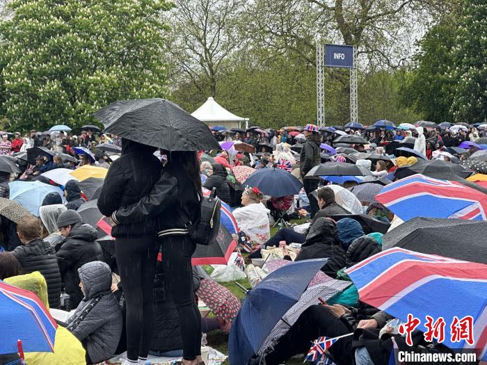 當?shù)貢r間5月6日，英國國王查爾斯三世的加冕儀式舉行。民眾雨中觀看儀式?！W陽開宇 攝