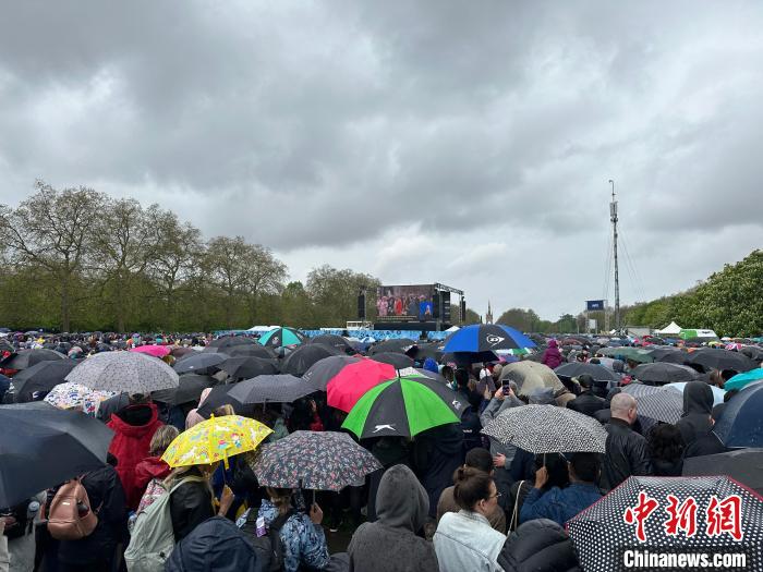 當?shù)貢r間5月6日，英國國王查爾斯三世的加冕儀式舉行。民眾雨中觀看儀式?！W陽開宇 攝