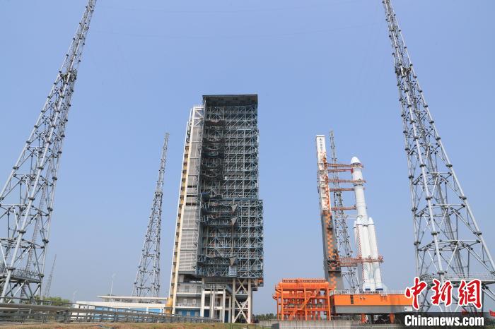 北京時間5月7日，天舟六號貨運飛船與長征七號遙七運載火箭組合體垂直轉(zhuǎn)運至發(fā)射區(qū)?！∏窳④?黃國暢 攝