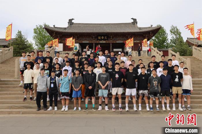 比賽結(jié)束后，兩岸學(xué)生參訪高平炎帝陵?！≈鬓k方供圖